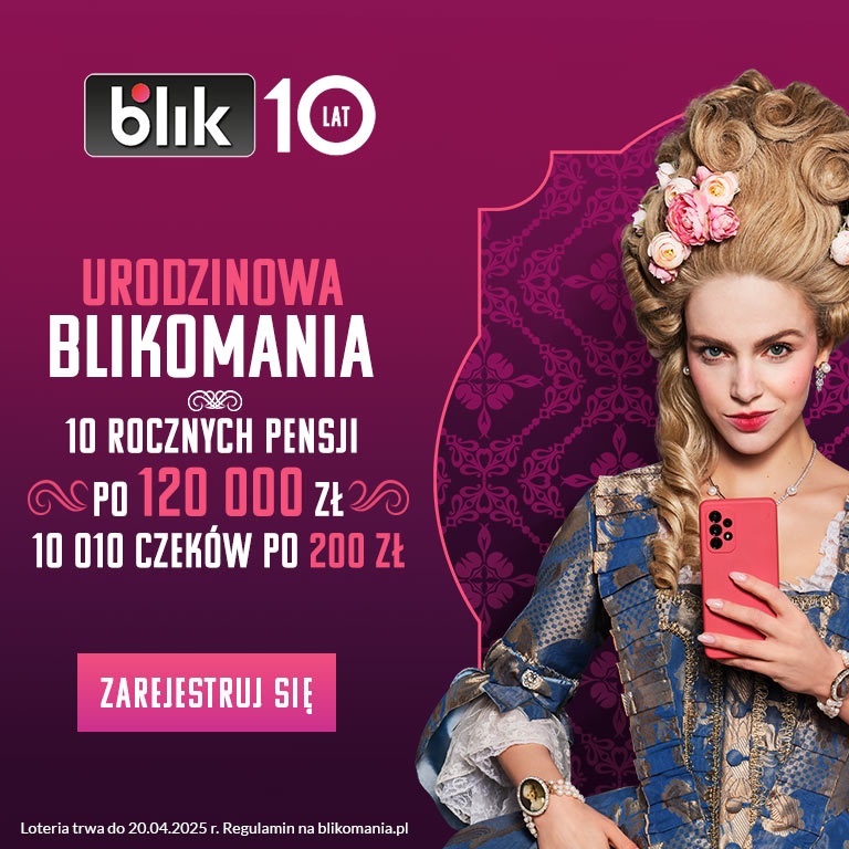Siedząca kobieta z telefonem.