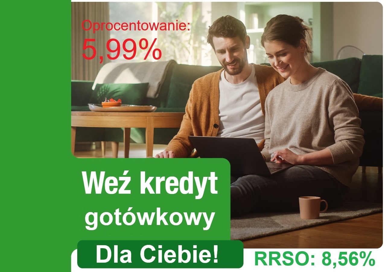 Mężczyzna z kobietą na dywanie z laptopem